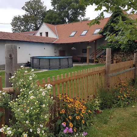 Apartman Na Farme U Koni Milesov 외부 사진