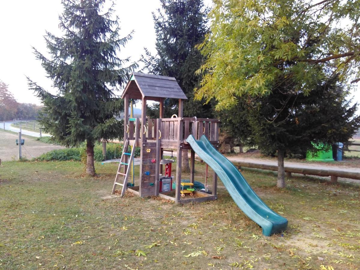 Apartman Na Farme U Koni Milesov 외부 사진